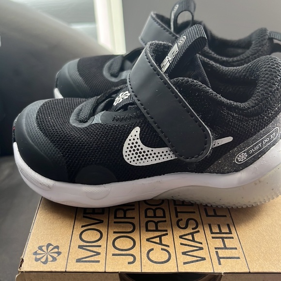 Nike Explor Next Nature..Size 4C - Picture 2 of 4